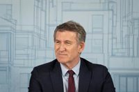 Feijóo se reúne con la Plataforma de Afectados por la Okupación, que asiste al final al acto del PP sobre vivienda