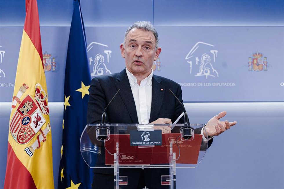 El portavoz parlamentario de IU y diputado de Sumar, Enrique Santiago, durante una rueda de prensa en el Congreso de los Diputados, a 21 de enero de 2025, en Madrid (España).