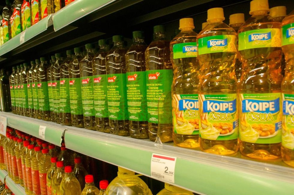 Archivo - Aceite en el lineal de un supermercado