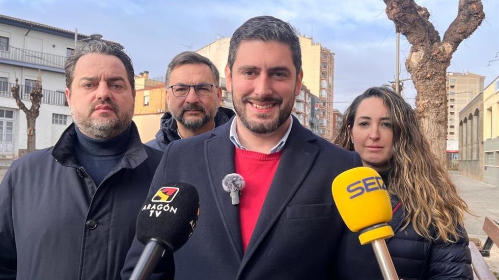 El portavoz parlamentario de VOX en Aragón, Alejandro Nolasco; los diputados autonómicos David Arranz y Fermín Civiac; y la concejal de Binéfar, Beatriz Oliván.