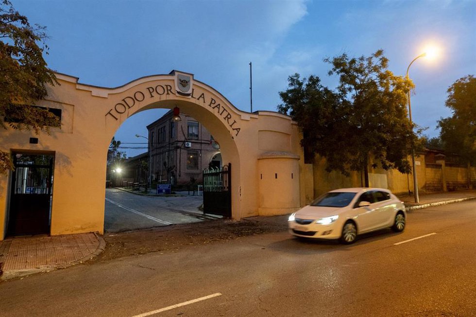 Archivo - Un coche pasa por delante de la entrada principal del cuartel de Carabanchel 