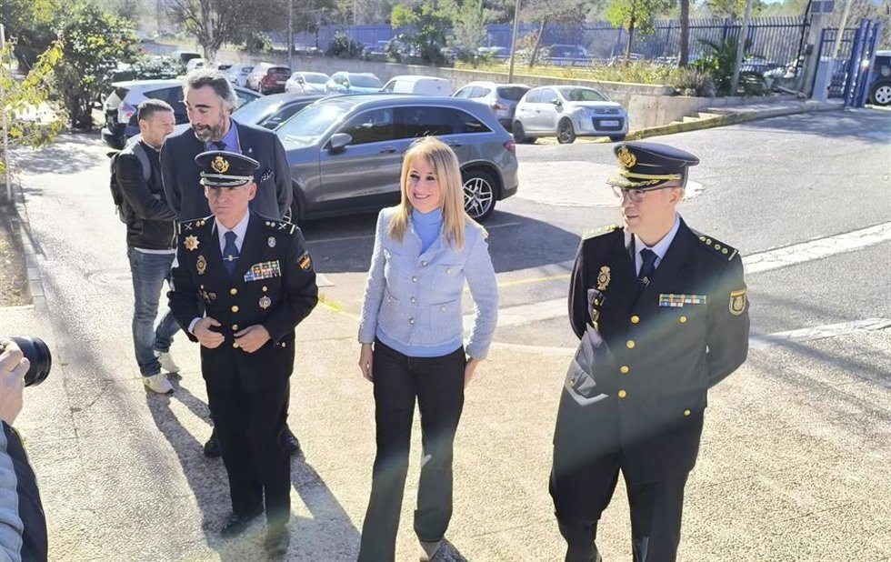 La delegada del Gobierno en la Región, Mariola Guevara, en el centro, este jueves