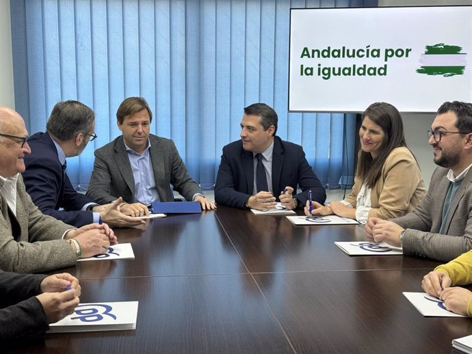 Antonio Repullo y José María Bellido en el encuentro de trabajo con alcaldes del PP en Córdoba.