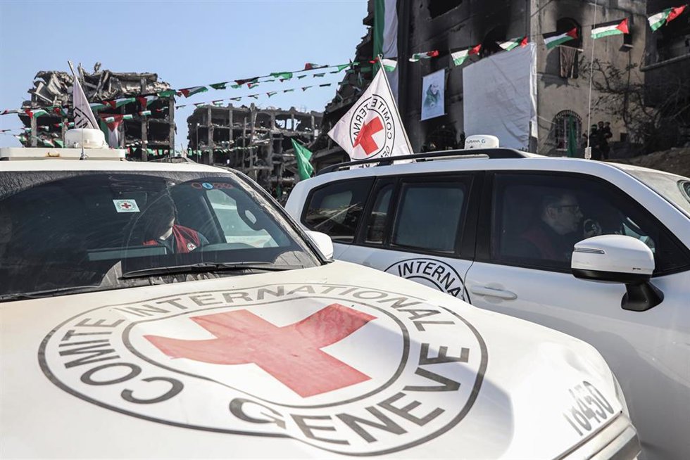 Vehículos del Comité Internacional de la Cruz Roja (CICR) durante la liberación en Yabalia, en el norte de la Franja de Gaza, de la militar israelí Agam Berger, secuestrada durante los ataques ejecutados el 7 de octubre de 2023