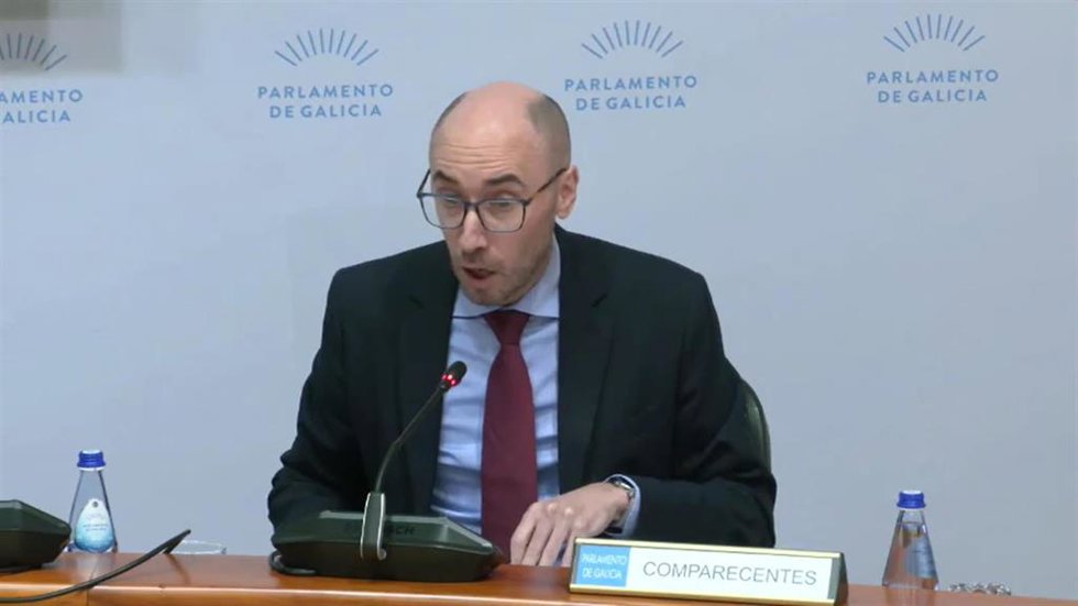 El director xeral de Familia e Infancia, Jacobo Rey, en la comisión 5 del Parlamento gallego.