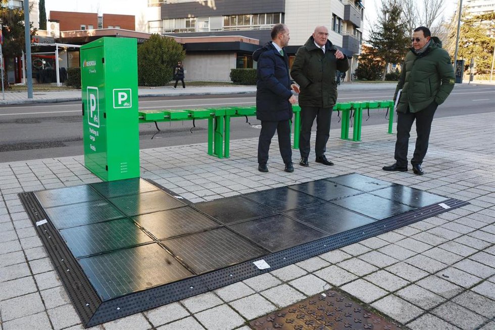 La nueva estación de almacenamiento y recarga de patinetes eléctricos junto a la plaza del Milenio.