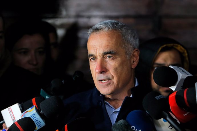 Archivo - IZVORANI (ROMANIA), Nov. 26, 2024  -- Independent candidate Calin Georgescu speaks to the media in front of his residence in Izvorani village, near Bucharest, Romania, on Nov. 26, 2024. Independent candidate Calin Georgescu and Elena Lasconi, le