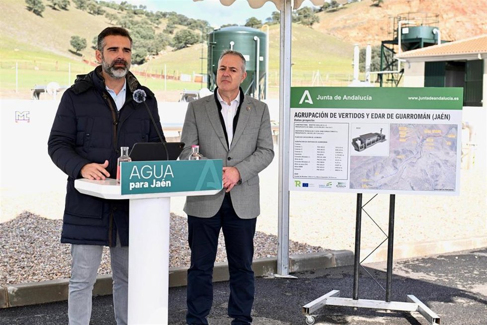El consejero Ramón Fernández-Pacheco (i), junto al alcalde de Guarromán, Alberto Rubio.