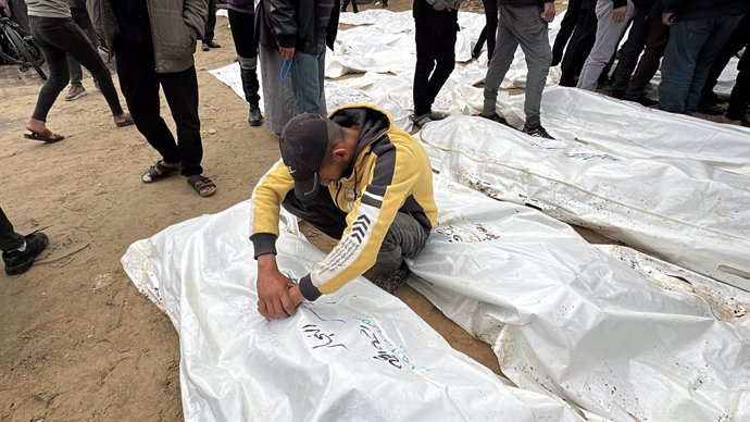 January 23, 2025, Khan Yuis, Gaza Strip, Palestinian Territory: Palestinians collect the remains of more than 50 bodies from under the rubble of homes destroyed by the Israeli army during its military operations in Khan Younis, southern Gaza Strip, on 22 