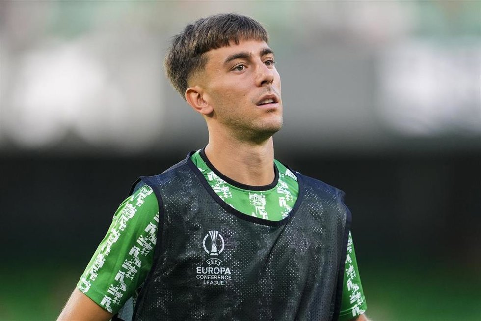 Archivo - El delantero Iker Losada, en un calentamiento con el Real Betis.