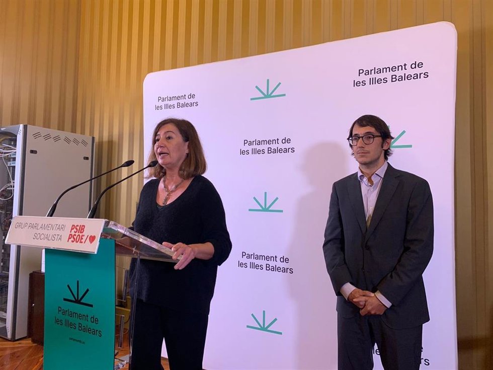 Francina Armengol en una rueda de prensa en Baleares junto a Iago Negueruela