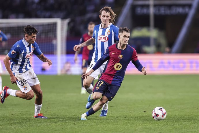 Archivo - Marc Casado of FC Barcelona and Alex Kral of RCD Espanyol in action during the Spanish league, La Liga EA Sports, football match played between FC Barcelona and RCD Espanyol at Estadio Olimpico de Montjuic Lluis Companys on November 03, 2024 in 