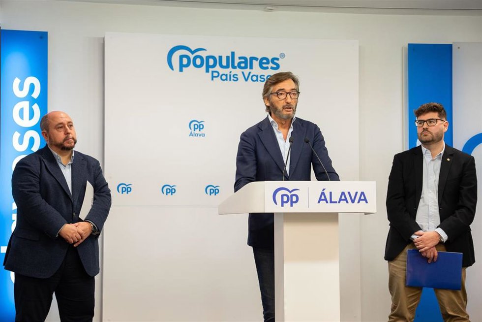 Oyarzabal, que ha comparecido ante la prensa junto a Gotxi y Sáez Viana, ha criticado la política industrial del Ejecutivo vasco