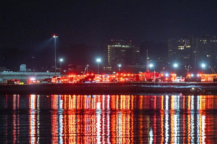 Vehículos de emergencia en el Aeropuerto Nacional Reagan de Washington, Estados Unidos.