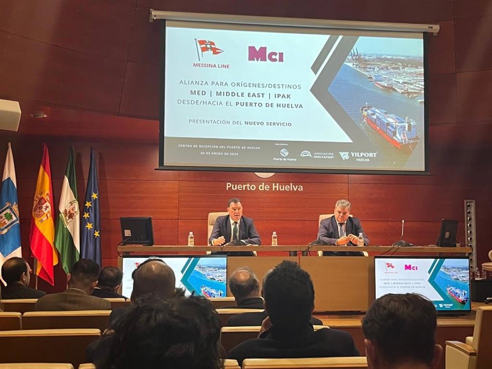 Acto de presentación a las empresas de la comunidad portuaria en el Centro de Recepción y Documentación.