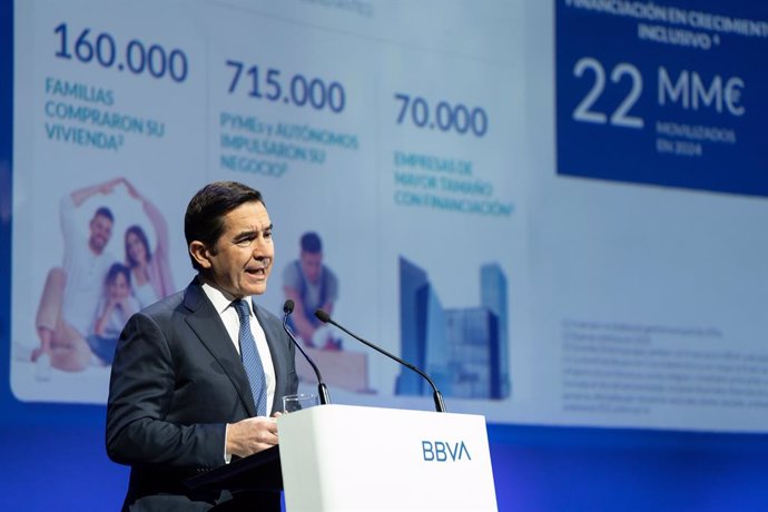 El presidente de BBVA, Carlos Torres Vila, durante una rueda de prensa, en el Auditorio Ciudad BBVA, a 30 de enero de 2025, en Madrid (España).