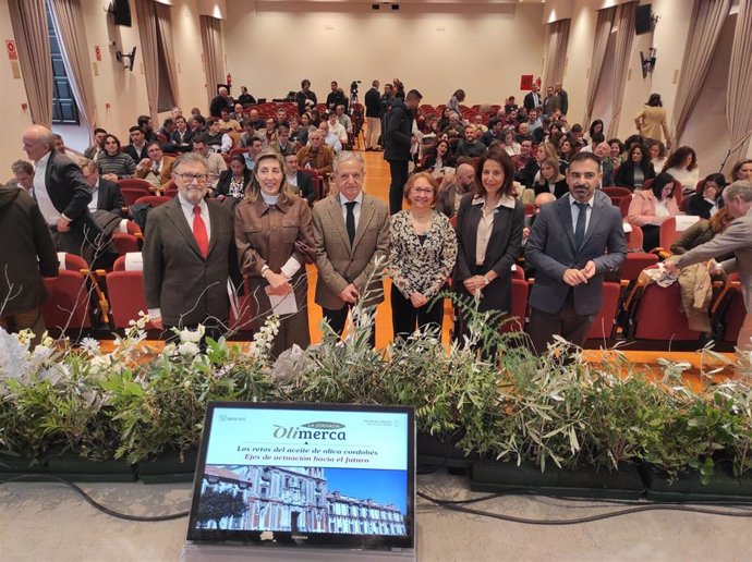 El presidente de la Diputación de Córdoba, Salvador Fuentes (centro), en la inauguración de la jornada de análisis y reflexión sobre los retos de futuro del AOVE.