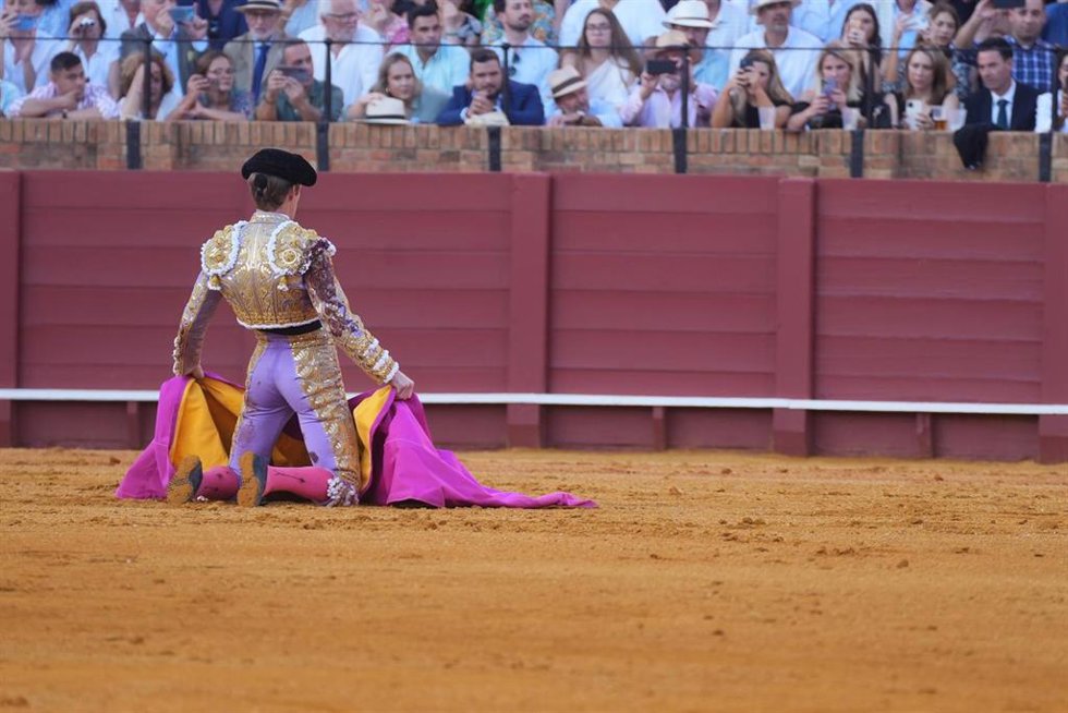 Archivo - El torero, Borja Jiménez  durante sus faenas en la tarde de hoy en la Real Maestranza de Caballería, a 13 de abril de 2024, en Sevilla, Andalucía (España). 