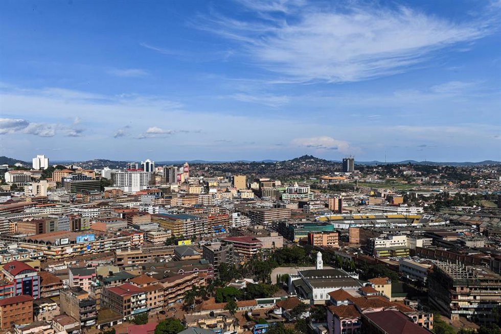 Archivo - Vista general de la capital de Uganda, Kampala