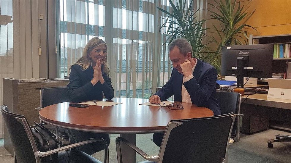 El consejero de Ordenación de Territorio, Urbanismo, Vivienda y Derechos Ciudadanos, Ovidio Zapico, se reúne con la ministra de Trabajo y Economía Social, Yolanda Díaz.