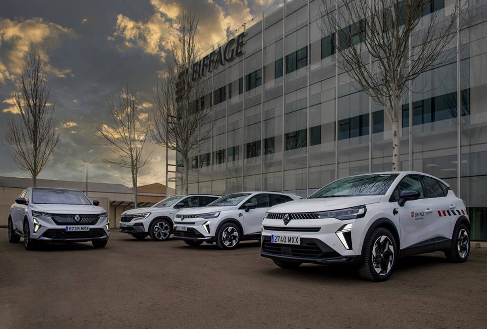 Renault entrega una flota de 700 vehículos 'E-Tech' fabricados en España a Eiffage Energía Sistemas.