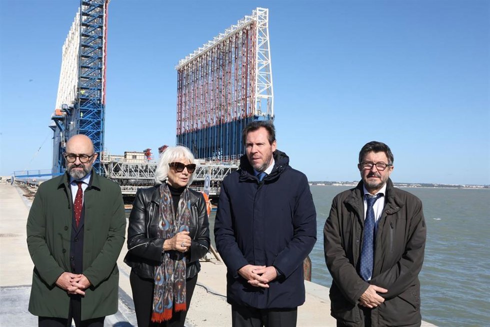 El ministro de Transportes y Movilidad Sostenible, Óscar Puente, y la presidenta de la Autoridad Portuaria de la Bahía de Cádiz, Teófila Martínez, durante una visita a las obras de la segunda fase de la Nueva Terminal de Contenedores del Puerto de Cádiz.