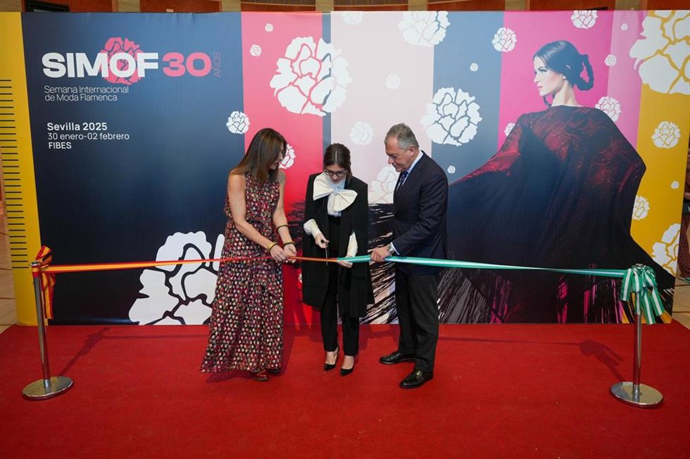 El alcalde de Sevilla, José Luis Sanz y la fundadora, Raquel Revuelta y la actriz, Paz Vega, inauguran Simof.