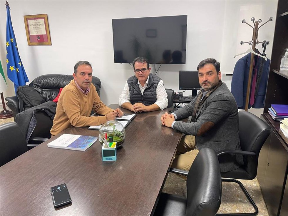 Reunión en Antas (Almería) entre el diputado provincial de Fomento y vicepresidente de la Diputación de Almería, Antonio Jesús Rodríguez, el alcalde de Antas, Pedro Ridao, y su teniente de alcalde.