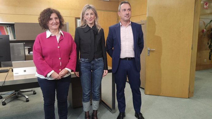 La vicepresidenta segunda del Gobierno y ministra de Trabajo y Economía Social, Yolanda Díaz, junto al consejero de Ordenación, Ovidio Zapico y la viceconsejera de derechos ciudadanos, Beatriz González.