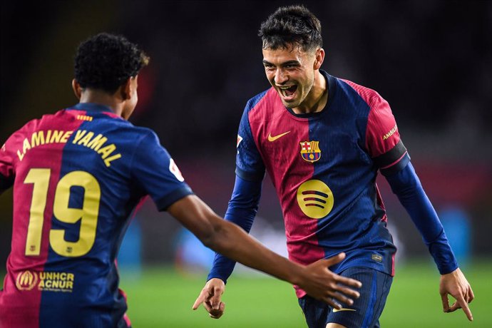 Archivo - 20 October 2024, Spain, Barcelona: Barcelona's Pedri (R) celebrate his goal with teammate Lamine Yamal during the Spanish Primera Division La LiGa soccer match between FC Barcelona and Sevilla FC at Lluis Companys Olympic Stadium. Photo: Matthie