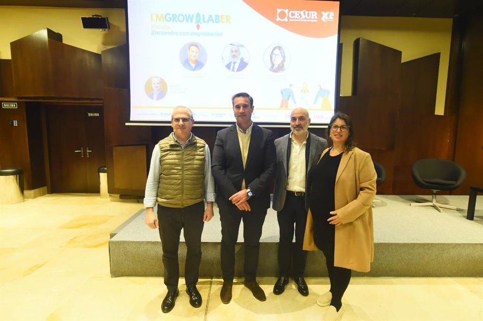 Mariana Flink, co-fundadora y CPO de Onversed; Francisco Espinosa, presidente de Innventuur y fundador de Uppery Club Málaga; e Imanol Almudi, CEO de Agroponiente, han protagonizado una mesa coloquio moderada por Pedro Carrillo fundador de ec2ce