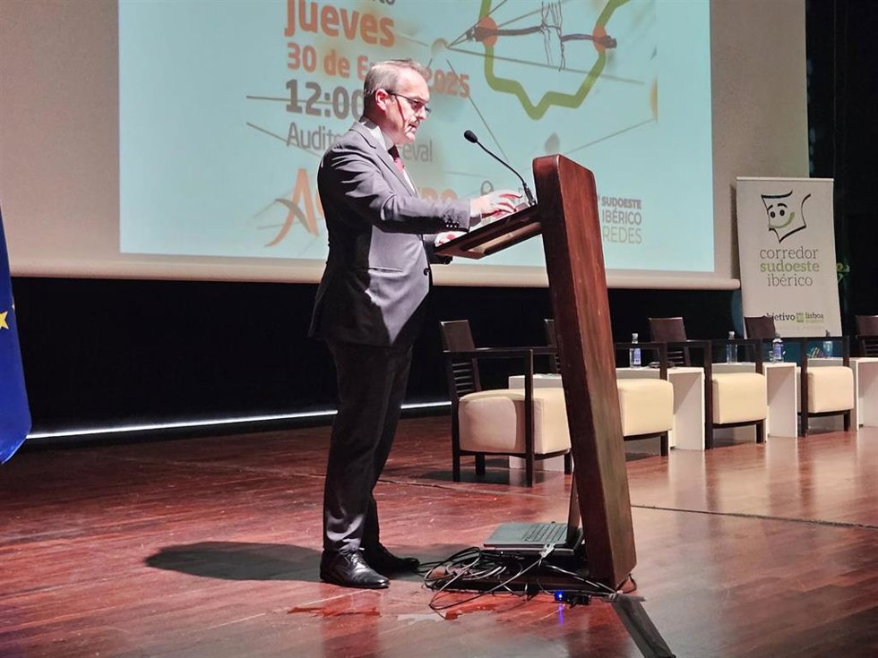 El consejero de Infraestructuras, Transporte y Vivienda, Manuel Martín Castizo, en su intervención en el  foro 'Corredor Atlántico-Mediterráneo. Conexión Badajoz-Ciudad Real: reto urgente a resolver'