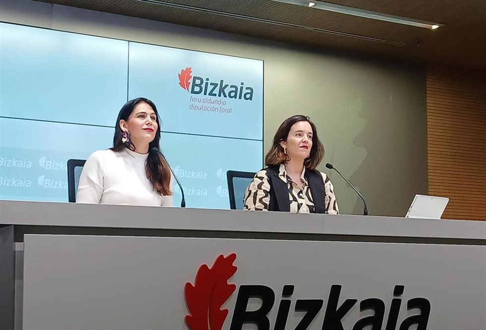 La portavoz de la Diputación de Bizkaia, Leixuri Arrizabalaga, y la diputada de Hacienda y Finanzas, Itxaso Berrojalbiz, en rueda de prensa.