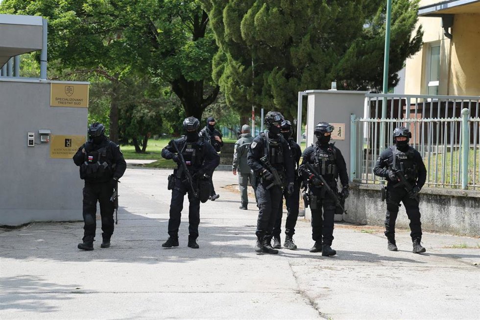 Archivo - BRATISLAVA, May 18, 2024  -- Police patrol outside the Specialised Criminal Court in Pezinok, Slovakia, May 18, 2024. The Specialised Criminal Court in Pezinok, Slovakia, has remanded in custody the man accused of the attempted murder of Prime