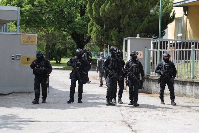 Archivo - BRATISLAVA, May 18, 2024  -- Police patrol outside the Specialised Criminal Court in Pezinok, Slovakia, May 18, 2024. The Specialised Criminal Court in Pezinok, Slovakia, has remanded in custody the man accused of the attempted murder of Prime M