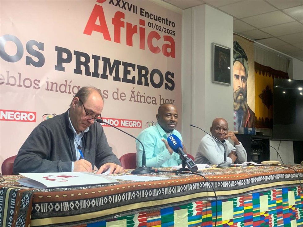 El presidente de la Asociación Abowini, Luc Ndeloua y el encargado de asuntos jurídicos y políticos de la Asociación Okani, Thimothée Emini