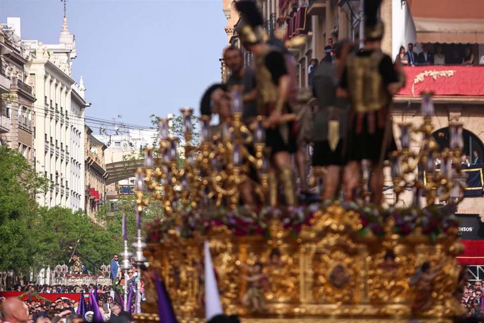 Archivo - El paso de la Sagrada Columna y Azotes de Nuestro Señor Jesucristo, en La Campana, en el Santo Entierro Grande de 2023.