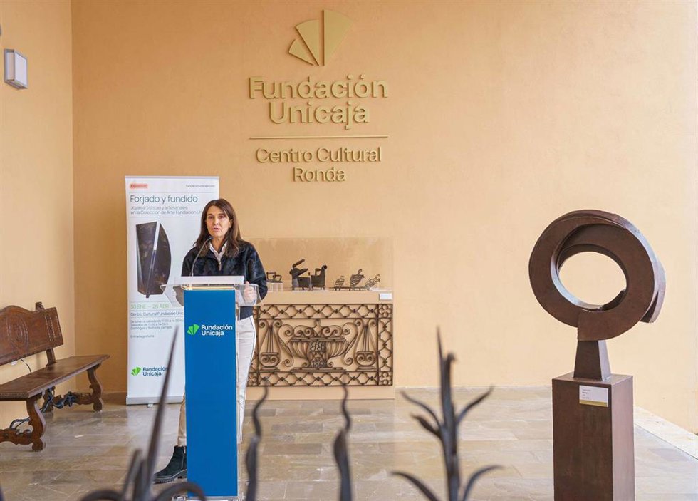 La responsable de Artes Plásticas de la Fundación Unicaja, Emilia Garrido, ha presentado esta muestra, que propone un recorrido entre las diversas manifestaciones creativas, utilitarias y estéticas en torno al metal