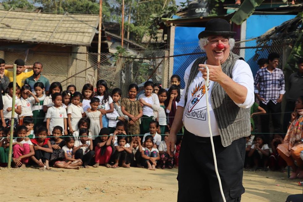 Un espectáculo de Payasos Sin Fronteras en el campo de refugiados Cox's Bazar, en Bangladesh.
