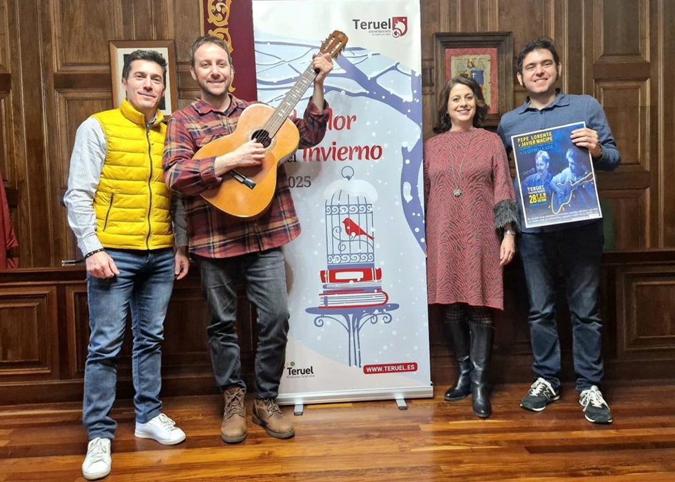 La alcaldesa de Teruel, Emma Buj, junto a Jesús Macipe, director de 'La estrella azul', en la presentación del ciclo 'Al calor del invierno' que se ha presentado este jueves en Teruel junto al concejal de Cultura, Carlos Méndez y el actor Pepe Lorente.