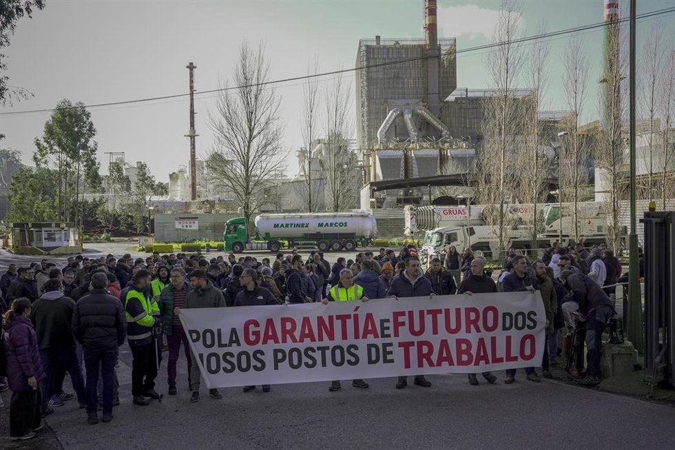 Huelguistas en una manifestación durante una jornada de huelga de trabajadores de ENCE Pontevedra, a 30 de enero de 2025, en Pontevedra, Galicia (España). Los trabajadores de ENCE han convocado una huelga ante la "falta de voluntad negociadora" de la em
