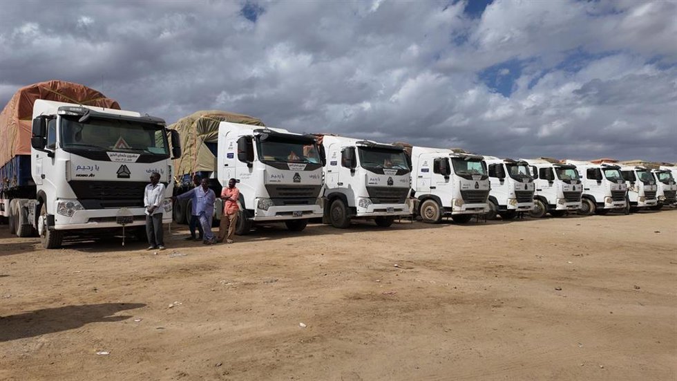 Archivo - Convoy de camiones con ayuda en Puerto Sudán, Sudán