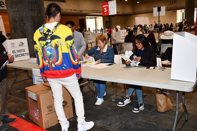 Ciudadano ejerciendo su derecho al voto en la Consulta Popular del pasado abril del 2024, recinto Madrid Ifema