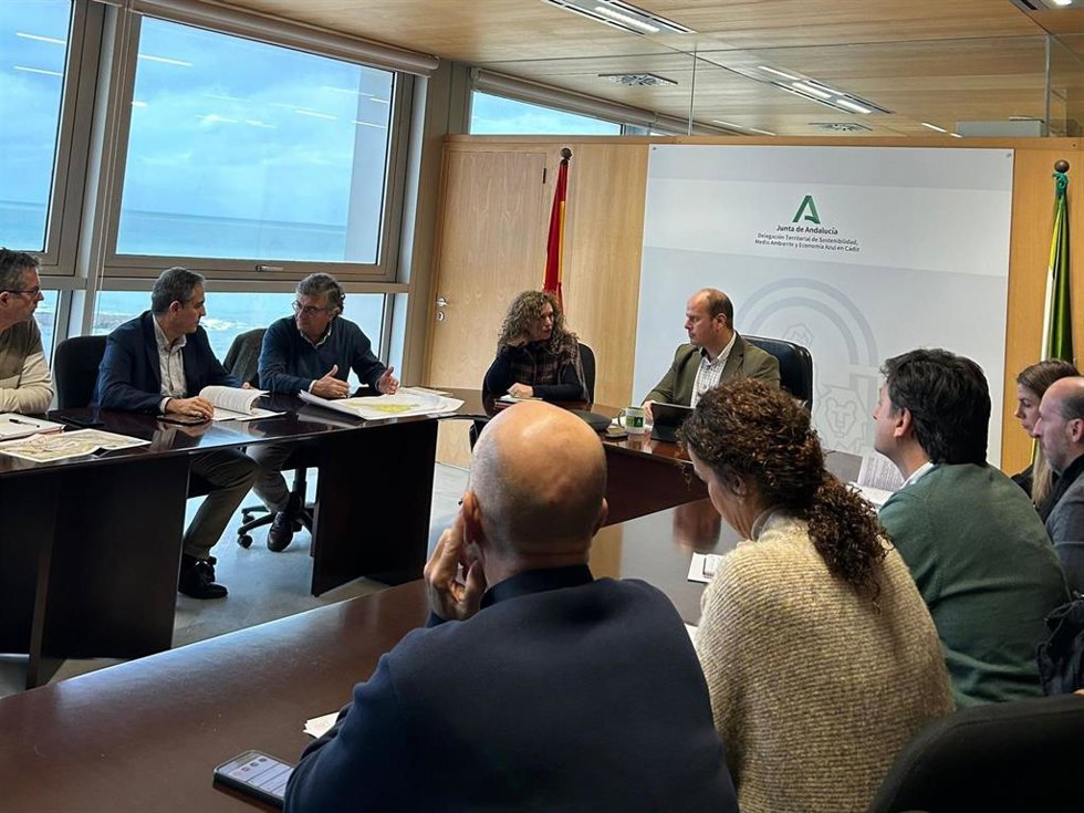 El delegado territorial de Sostenibilidad y Medio Ambiente en Cádiz, Óscar Curtido, y la teniente de alcaldesa de Medio Rural del Ayuntamiento jerezano, Susana Sánchez, en una reunión sobre vías pecuarias y ocupaciones por viviendas.