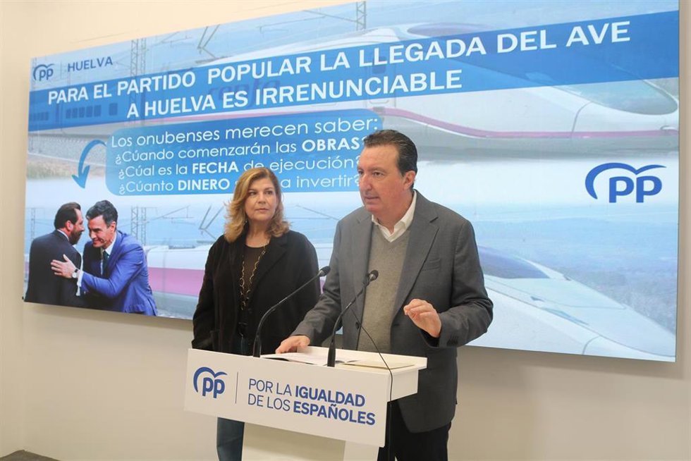 El presidente del PP de Huelva, Manuel Andrés González, y la secretaria general del PP de Huelva, Berta Centeno, en rueda de prensa.