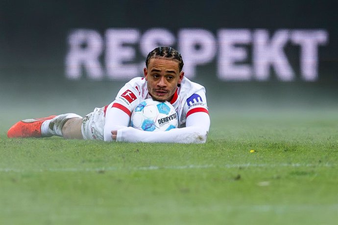 FILED - 18 January 2025, Bochum: Leipzig's Xavi Simons lies on the pitch clutching the ball during the German Bundesliga soccer match between VfL Bochum 1848 and RB Leipzig at Vonovia Ruhrstadion. Photo: David Inderlied/dpa - IMPORTANT NOTICE: DFL and DFB