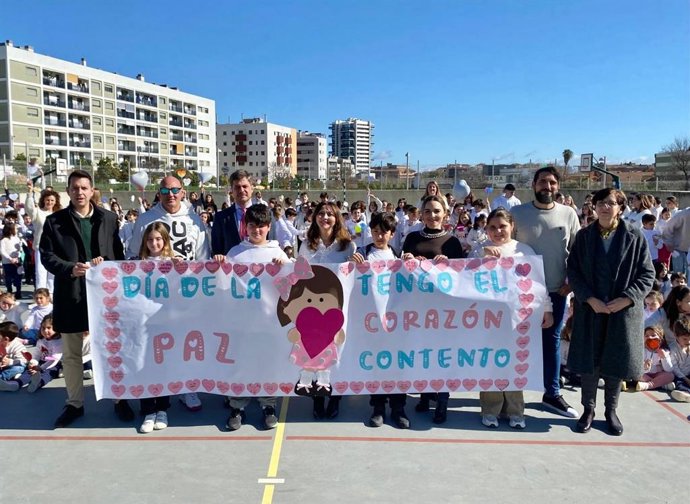 Diego Copé (3º izda.) y Narci Ruiz (4ª dcha.) en el CEIP Turruñuelos.
