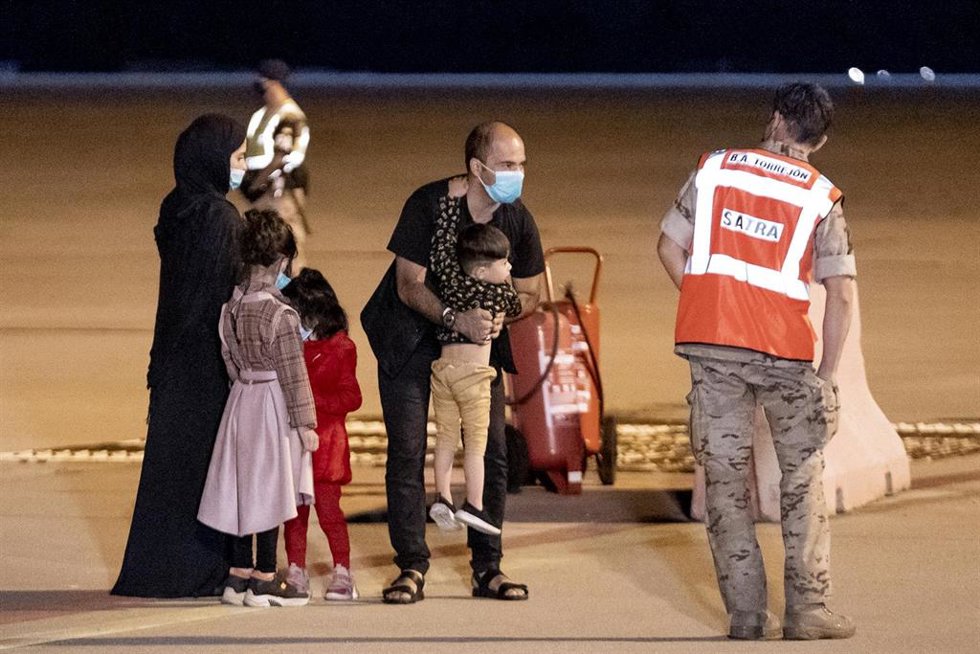 Archivo - Varios afganos llegan a la Base Aérea de Torrejón de Ardoz, en el primer vuelo con refugiados afganos procedente de Islamabad a 11 de octubre de 2021