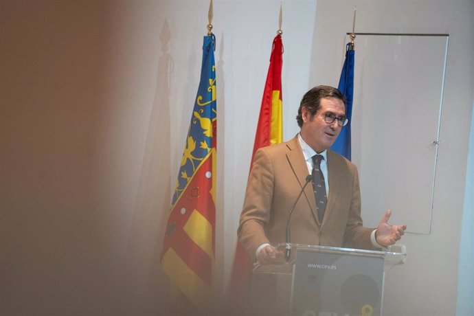 El presidente de la CEOE, Antonio Garamendi, interviene durante el acto homenaje al vicepresidente de la CEV, Miguel Burdeos, en el Auditorio CEV, a 30 de enero de 2025, en Valencia, Comunidad Valenciana (España). 