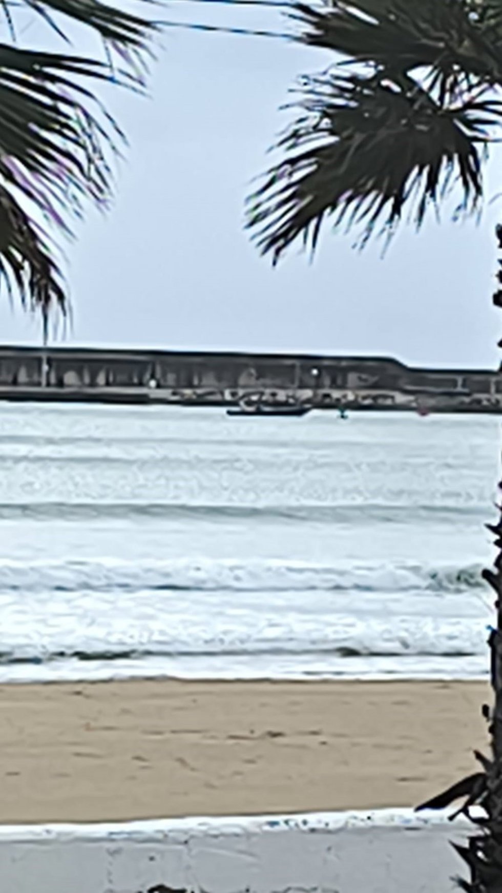Una narcolancha al abrigo del puerto de Barbate ante el temporal de viento por la borrasca.